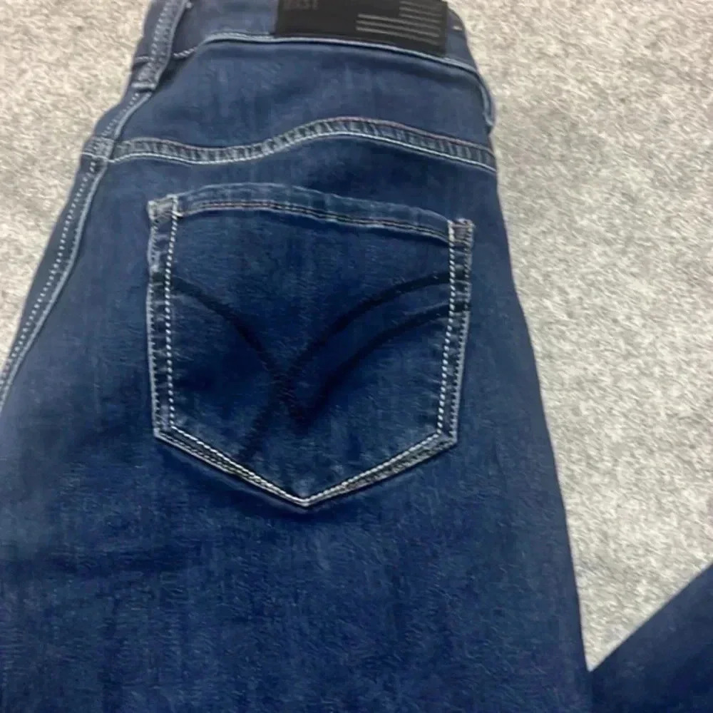 William Rast Mid Rise Slim Leg size 4 - Picture 3 of 6